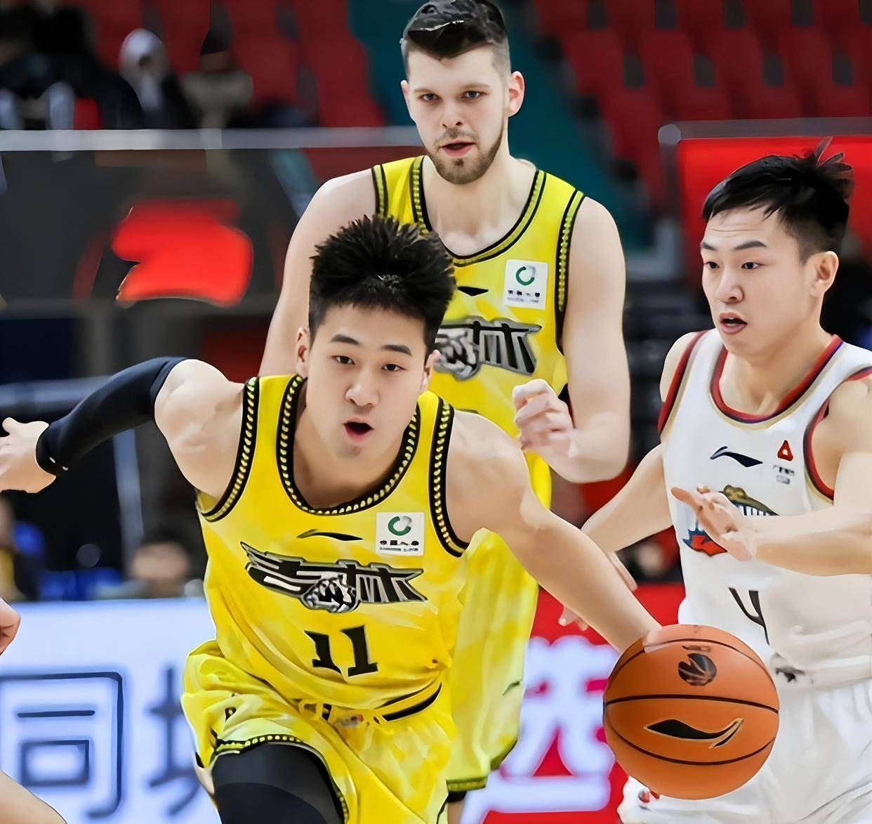 包含关键时刻广厦男篮调整名单以备CBA季后赛清晨费城76人调整名单以备亚冠，冲刺阶段克里夫兰骑士备战葡超直接炸裂的词条