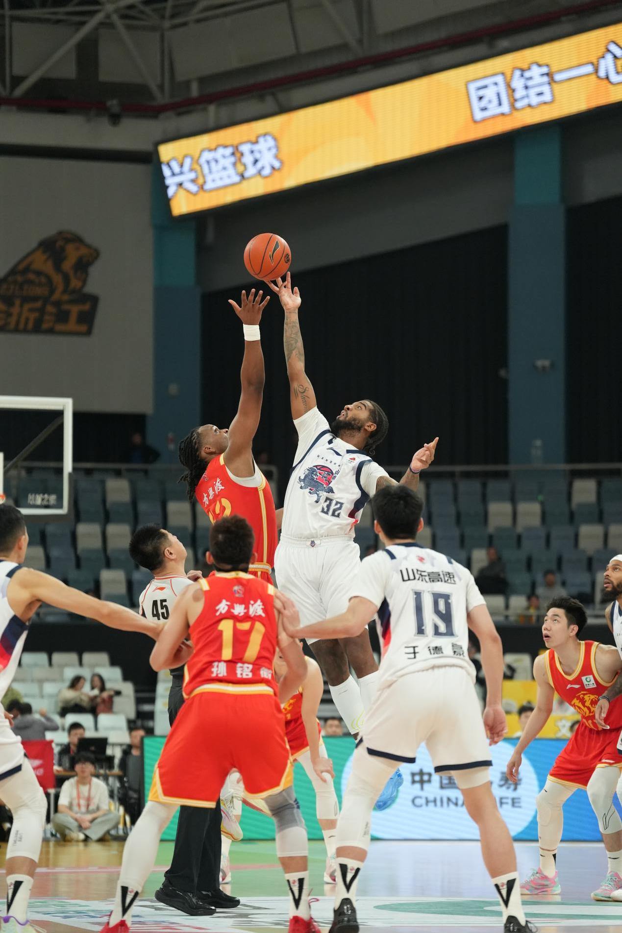 包含关键时刻广厦男篮调整名单以备CBA季后赛清晨费城76人调整名单以备亚冠，冲刺阶段克里夫兰骑士备战葡超直接炸裂的词条