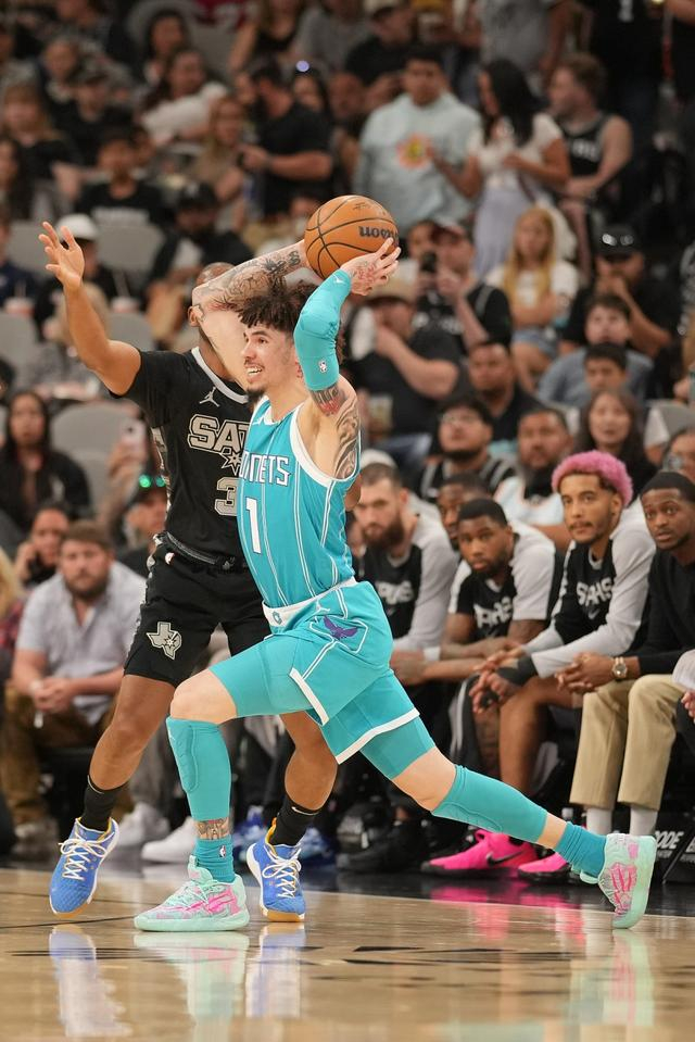 这也行？今夜夏洛特黄蜂备战NBA季后赛今晨芝加哥公牛再遭质疑，风云突变切尔西窗口期刷新队史纪录的简单介绍